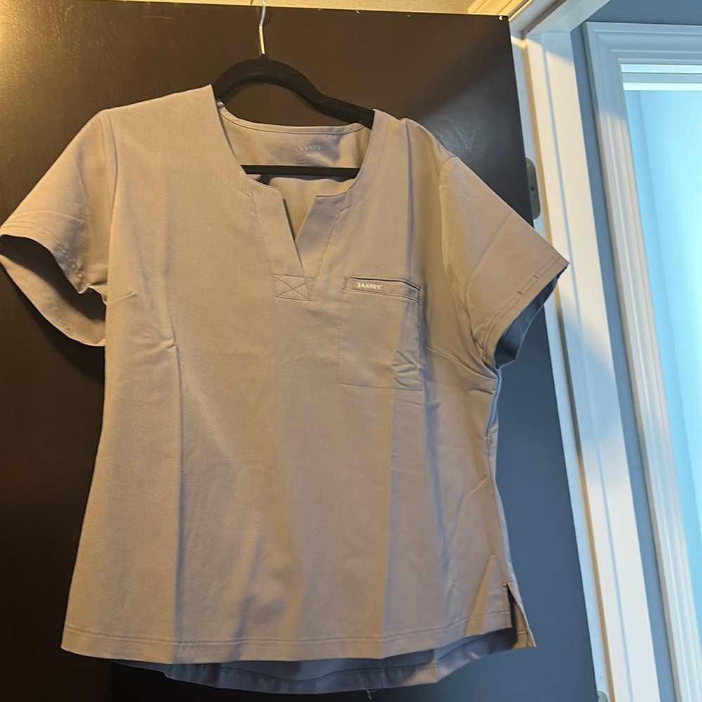 Like new Jaanuu XL scrub top.